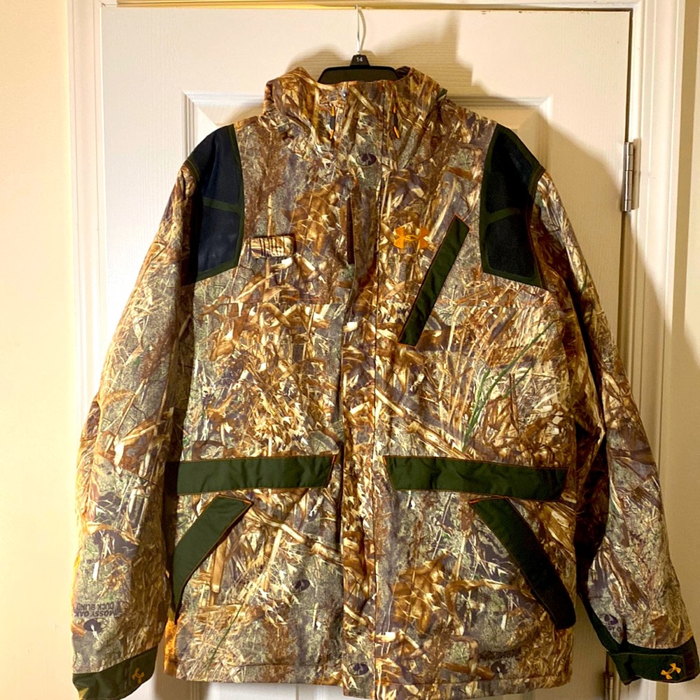 Under Armour hunting jacket . Color duck blind Camo